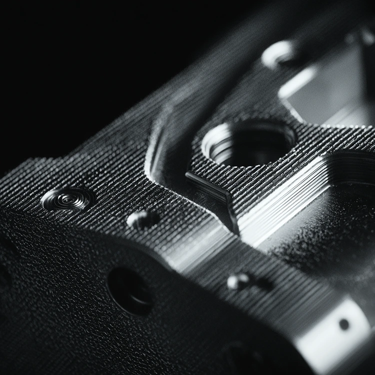 Perché i ricambi auto lavorati a CNC a 5 assi sono la scelta intelligente per componenti automobilistici complessi?